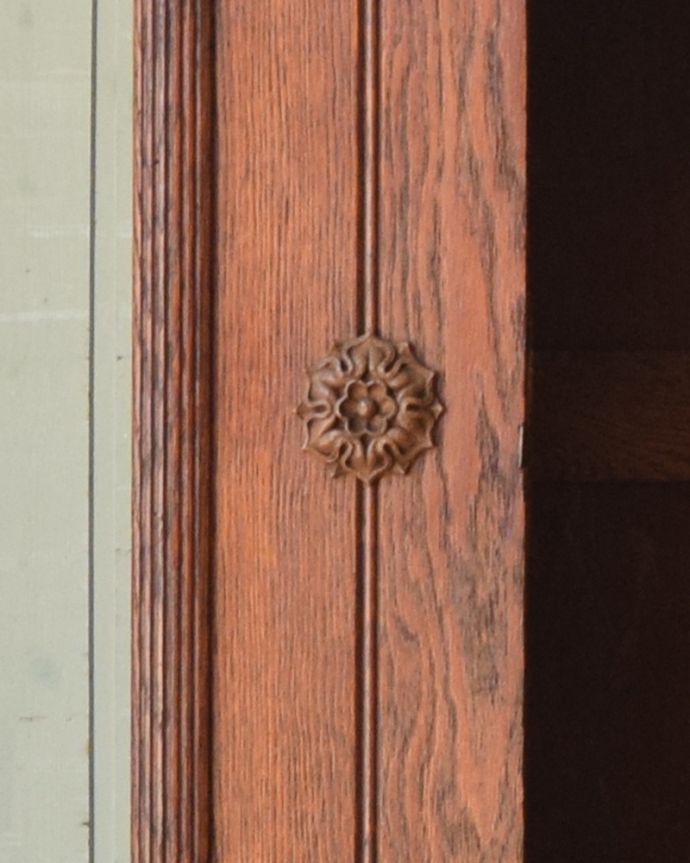 フレンチエレガントスタイル アンティーク家具 フランスで見つけたお花の彫り入りアンティーク ワードローブ(ホールローブ)。可憐なお花の装飾がとってもステキ!美しい装飾には思わずうっとりしてしまいます。(z-023-f)