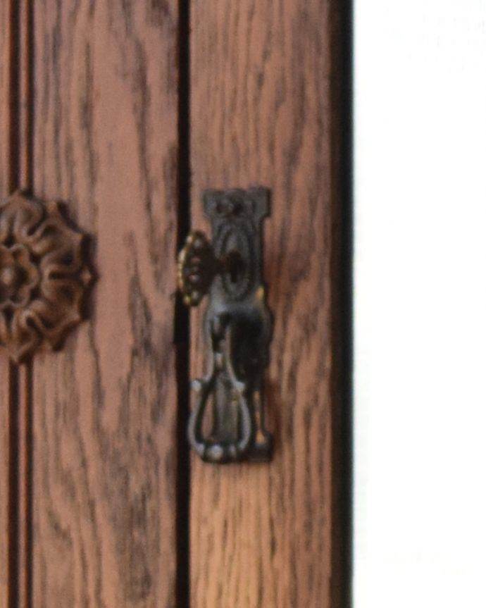 フレンチエレガントスタイル アンティーク家具 フランスで見つけたお花の彫り入りアンティーク ワードローブ(ホールローブ)。取っ手の上には鍵穴があります。(z-023-f)