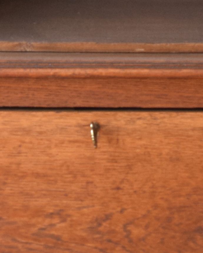 フレンチエレガントスタイル アンティーク家具 フランスで見つけたお花の彫り入りアンティーク ワードローブ(ホールローブ)。扉と引き出しの鍵が2本一緒に見つかりました。(z-023-f)