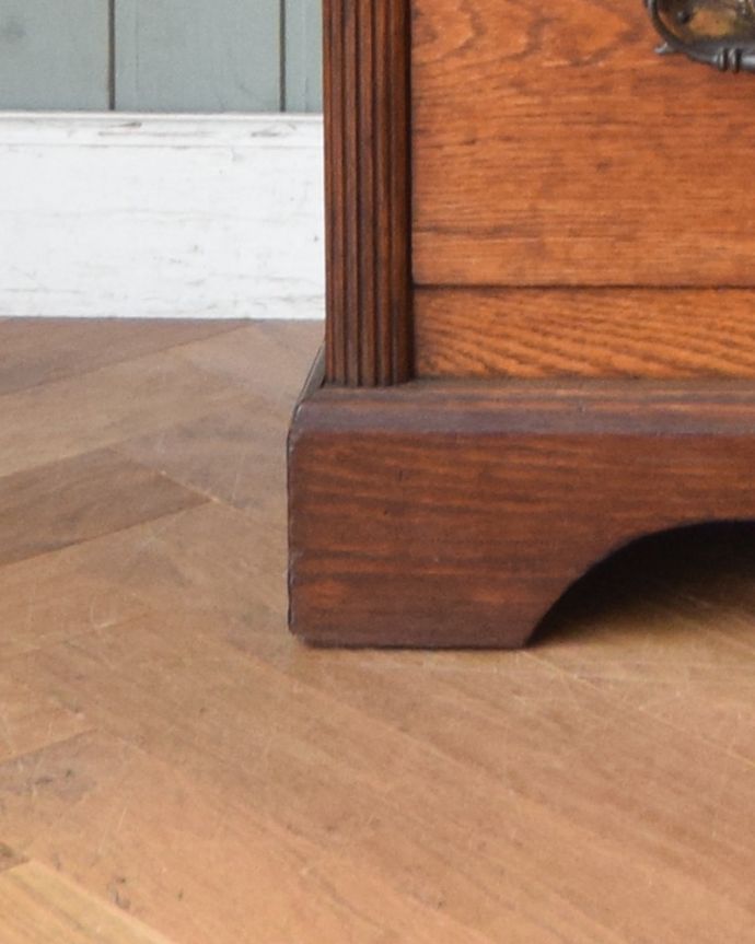 フレンチエレガントスタイル アンティーク家具 フランスで見つけたお花の彫り入りアンティーク ワードローブ(ホールローブ)。安定感のある脚がしっかり支えます。(z-023-f)