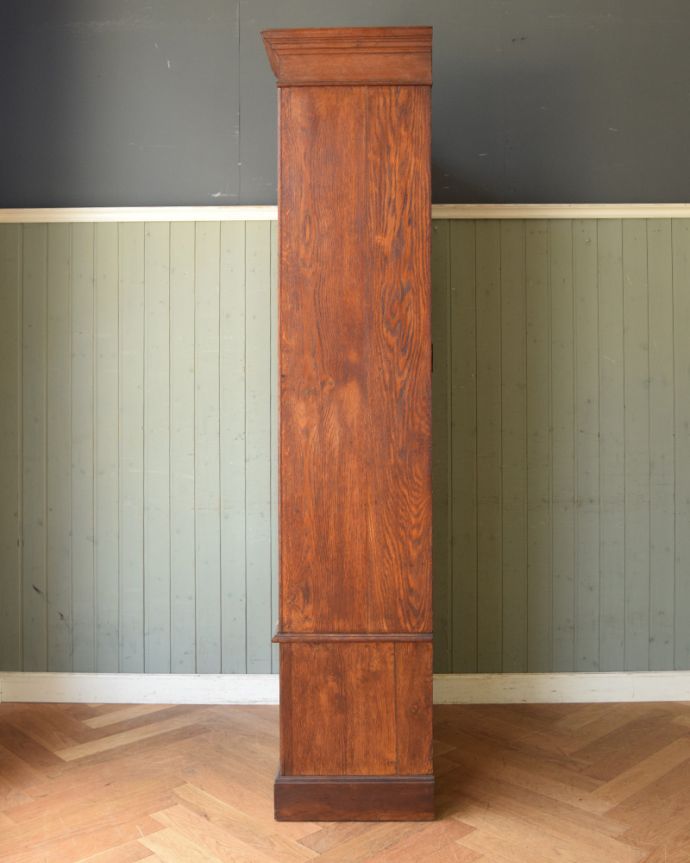 フレンチエレガントスタイル アンティーク家具 フランスで見つけたお花の彫り入りアンティーク ワードローブ(ホールローブ)。横から見るとスッキリしています。(z-023-f)