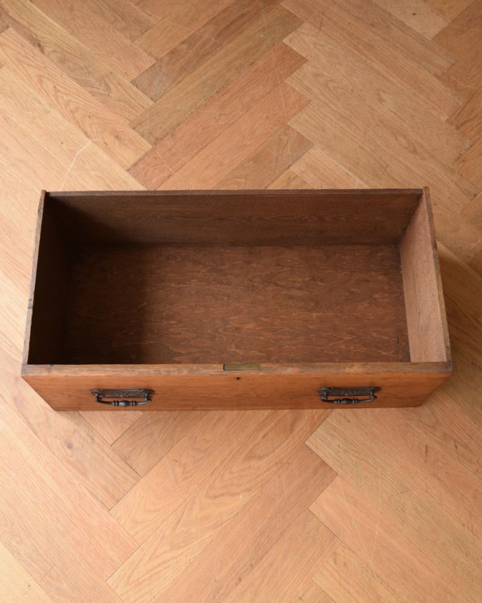 フレンチエレガントスタイル アンティーク家具 フランスで見つけたお花の彫り入りアンティーク ワードローブ(ホールローブ)。深めの引き出し付き。(z-023-f)