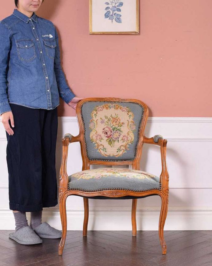 サロンチェア　アンティーク チェア　刺繍が美しいプチポワンアームチェア、南仏デザインのアンティークイス。女性らしさたっぷり。(z-032-c)