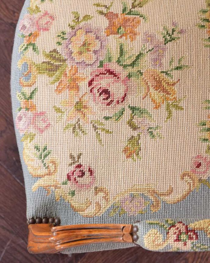 サロンチェア　アンティーク チェア　刺繍が美しいプチポワンアームチェア、南仏デザインのアンティークイス。女性らしいデザインコンディションがいいものを選んできました。(z-032-c)