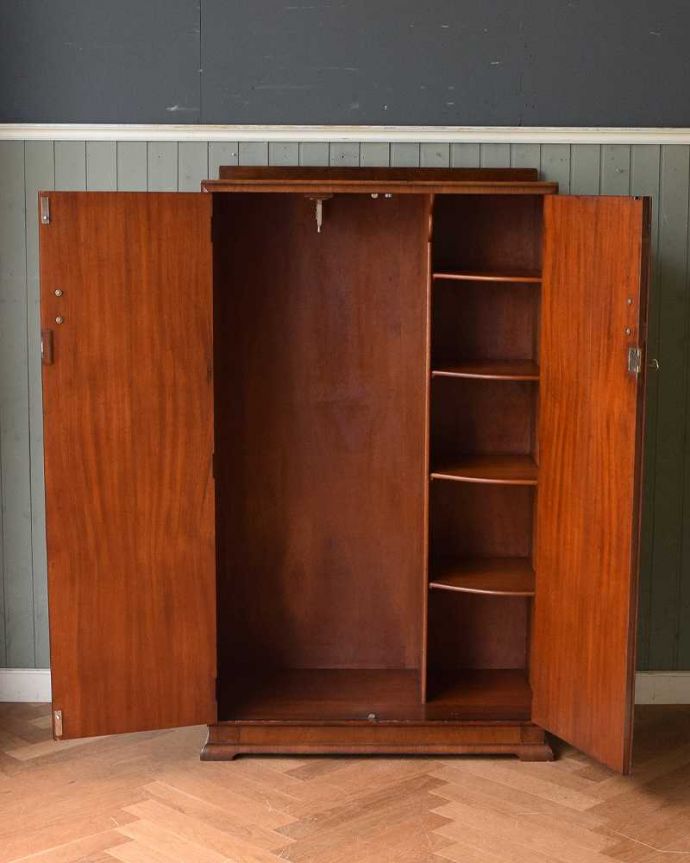 ワードローブ　アンティーク家具　英国輸入のアンティーク家具、木目も美しいオーク材のワードローブ。たっぷり収納できるとっても便利なワードローブ。(z-032-f)