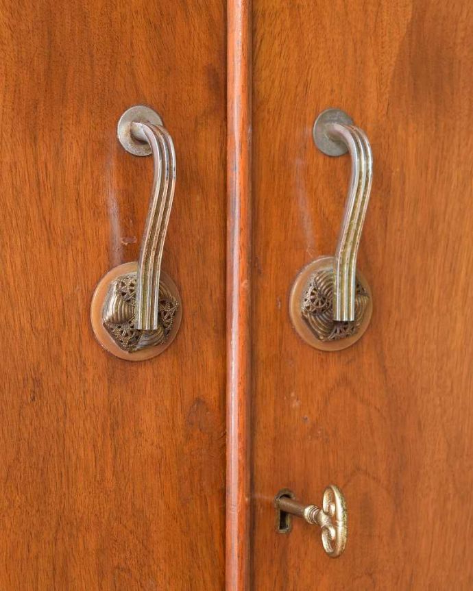 ワードローブ　アンティーク家具　英国輸入のアンティーク家具、木目も美しいオーク材のワードローブ。いい風合いの残る取っ手。(z-032-f)