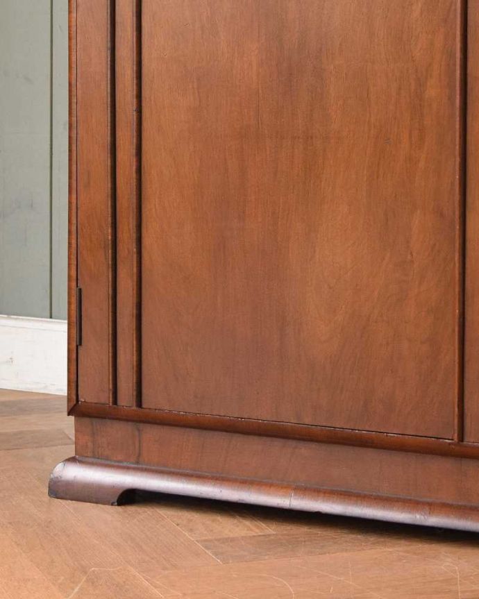 ワードローブ　アンティーク家具　英国輸入のアンティーク家具、木目も美しいオーク材のワードローブ。安定感のある脚がしっかり支えます。(z-032-f)