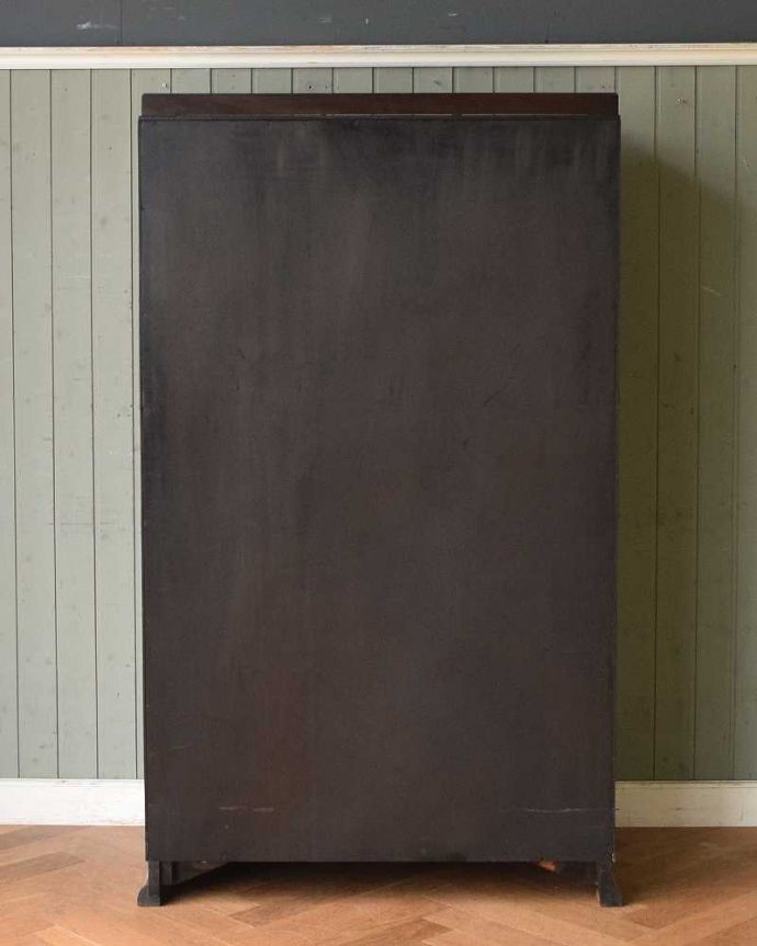 ワードローブ　アンティーク家具　英国輸入のアンティーク家具、木目も美しいオーク材のワードローブ。アンティークは新品ではないので、もちろん経年変化によるキズはありますが、専門の職人が目立たないようキレイにお直しをしているので、後姿までキレイです。(z-032-f)