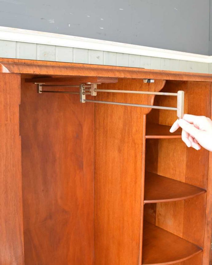 ワードローブ　アンティーク家具　英国輸入のアンティーク家具、木目も美しいオーク材のワードローブ。ハンガー掛けはこのように前にスライドします。(z-032-f)