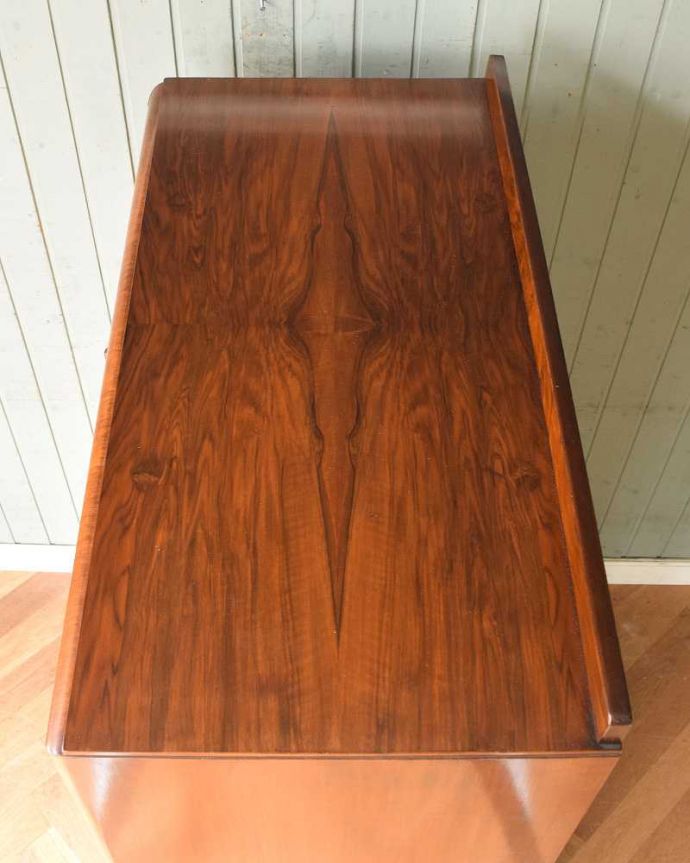 ワードローブ　アンティーク家具　英国輸入のアンティーク家具、木目も美しいオーク材のワードローブ。天板もキレイに塗装を仕上げました。(z-032-f)