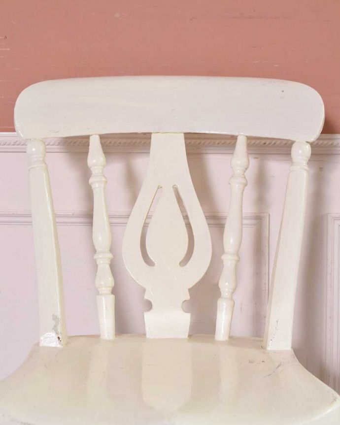 キッチンチェア アンティーク チェア 1930年代のアンティーク キッチンチェア(ホワイト)。お部屋のアクセントになる可愛いペイントもともとキッチンで実用的に使われていた椅子は、長い年月の間に何度も好きな色が重ねられて、アンティークだけが持ついい風合いのペイントになっています。(z-036-c)