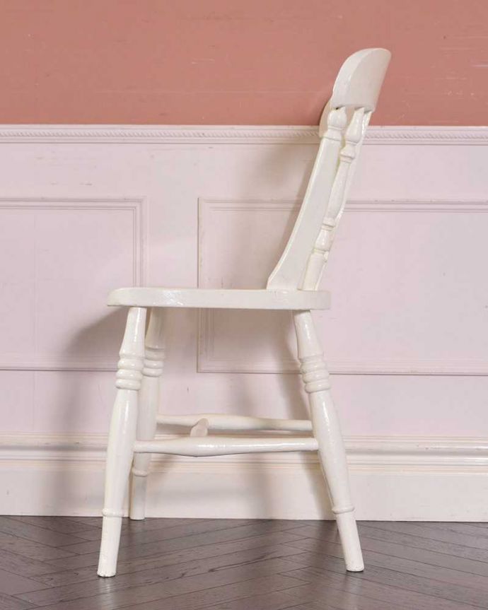 キッチンチェア アンティーク チェア 1930年代のアンティーク キッチンチェア(ホワイト)。横から見ても可愛い素朴な表情の椅子を横から見るとこんな感じ。(z-036-c)