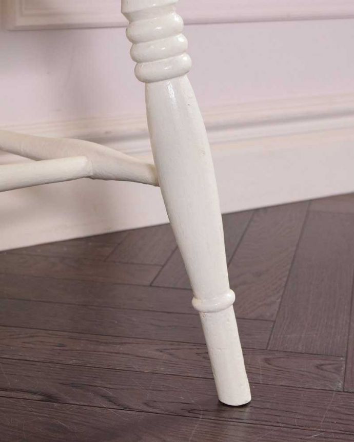 キッチンチェア アンティーク チェア 1930年代のアンティーク キッチンチェア(ホワイト)。移動もラクラクHandleのアンティークチェアの脚の裏にはフェルトキーパーをお付けしていますので、持ち上げなくても床を滑らせて移動できます。(z-036-c)