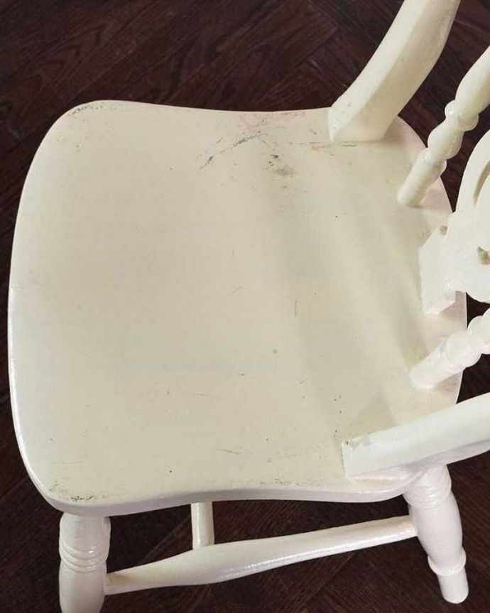 キッチンチェア アンティーク チェア 1930年代のアンティーク キッチンチェア(ホワイト)。座面に隠されたヒミツ座繰りと言って、お尻と太もも部分に彫が入っているんです。(z-036-c)