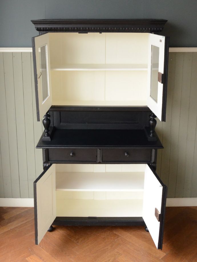 アンティークキャビネットの扉の中