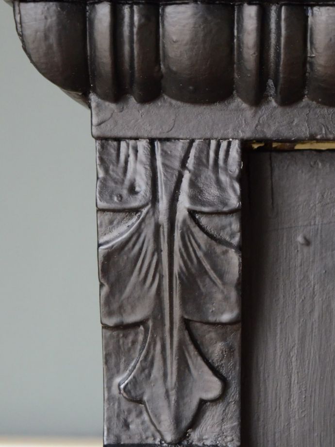 アンティーク家具らしい装飾