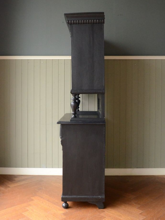 キャビネットの横顔