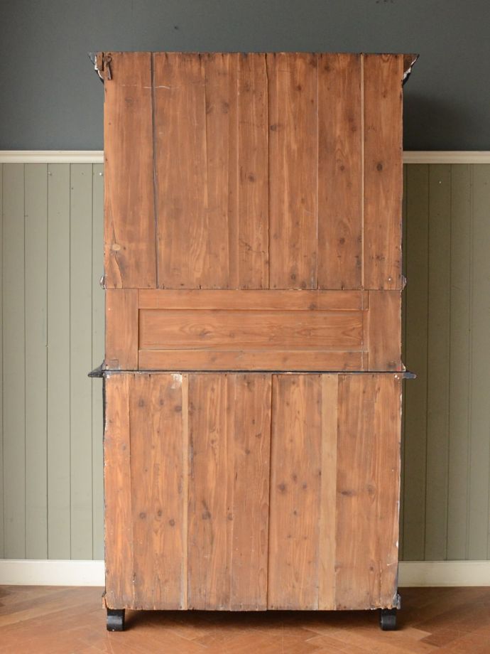 キャビネットの後ろ姿