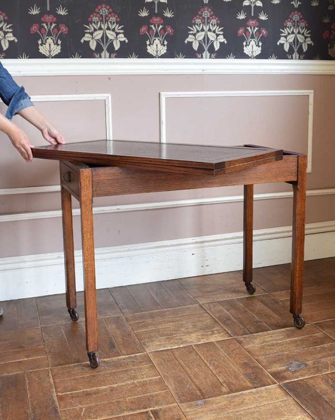 アンティークのテーブル　アンティーク家具　イギリス輸入のアンティーク家具、大きさが変えられて便利な伸張式テーブル（ベイキングテーブル）。誰でもカンタン！天板のサイズを変えるには、回転させて広げるだけ。(z-037-f)