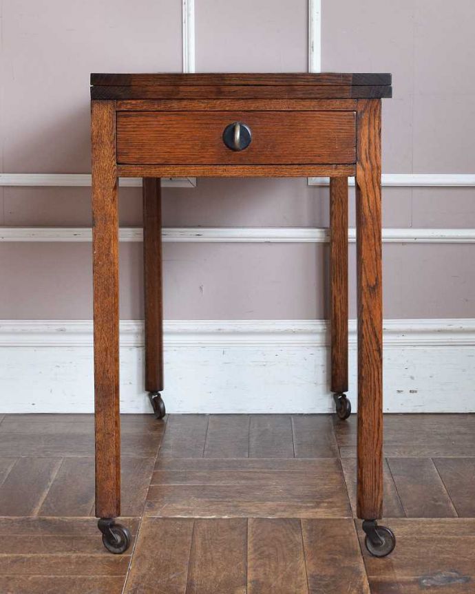 アンティークのテーブル　アンティーク家具　イギリス輸入のアンティーク家具、大きさが変えられて便利な伸張式テーブル（ベイキングテーブル）。横から見た姿は…究極に優雅なシンプルデザイン。(z-037-f)