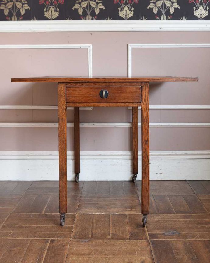 アンティークのテーブル　アンティーク家具　イギリス輸入のアンティーク家具、大きさが変えられて便利な伸張式テーブル（ベイキングテーブル）。天板を広げると･･･大きなサイズになるので、ゆったり使えます。(z-037-f)