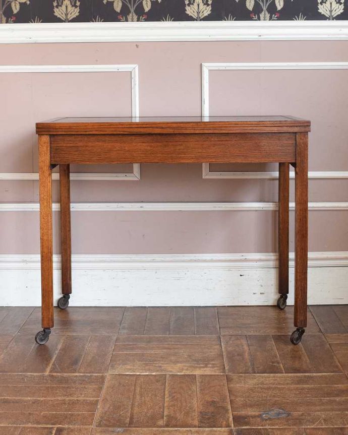 アンティークのテーブル　アンティーク家具　イギリス輸入のアンティーク家具、大きさが変えられて便利な伸張式テーブル（ベイキングテーブル）。こちら側から見ても･･･360度、どこから見てもスッキリと美しい姿でみんなを魅了してくれます。(z-037-f)