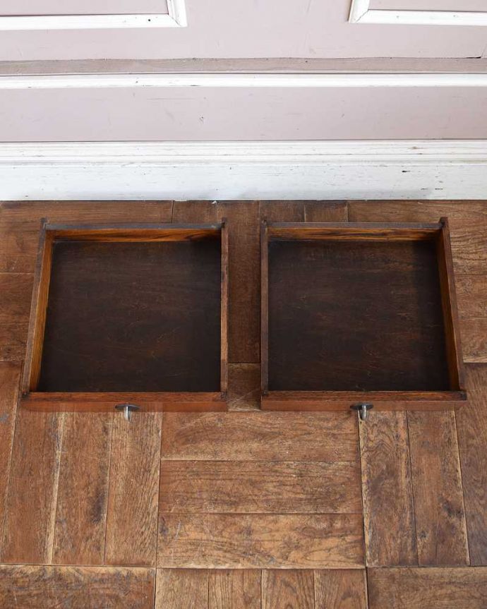 アンティークのテーブル　アンティーク家具　イギリス輸入のアンティーク家具、大きさが変えられて便利な伸張式テーブル（ベイキングテーブル）。引き出しの中もキレイですちょっとした引き出しはとっても便利に使えます。(z-037-f)