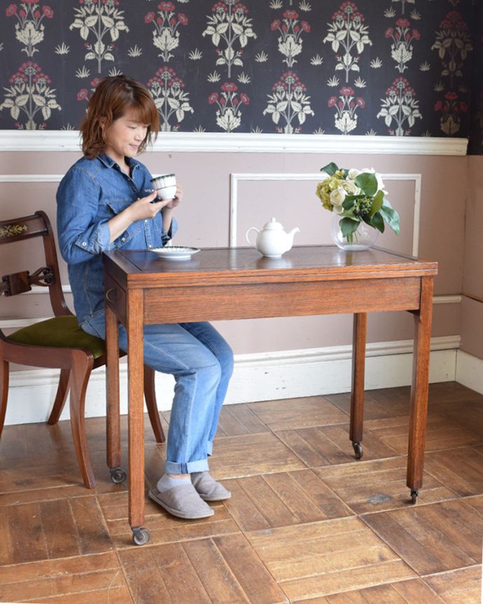 アンティークのテーブル　アンティーク家具　イギリス輸入のアンティーク家具、大きさが変えられて便利な伸張式テーブル（ベイキングテーブル）。用途に合わせてサイズを変えれる便利なテーブル見た目の美しさはもちろん、使う人の数や用途に合わせて天板を伸ばすことが出来る便利さが人気です。(z-037-f)