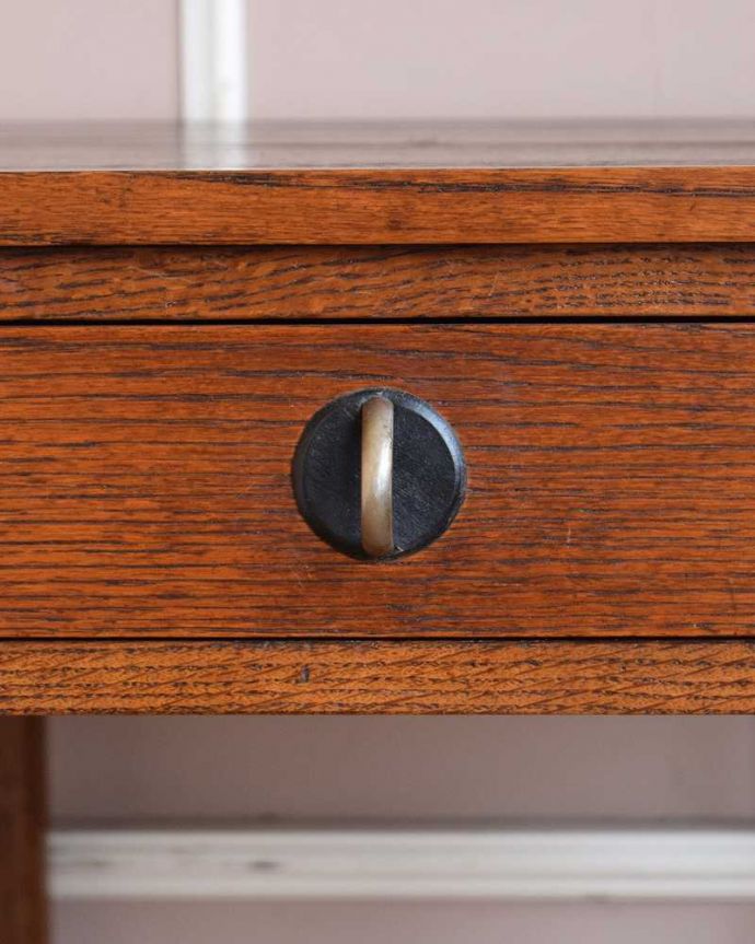 アンティークのテーブル　アンティーク家具　イギリス輸入のアンティーク家具、大きさが変えられて便利な伸張式テーブル（ベイキングテーブル）。開ける度にワクワクしちゃう取っ手取っ手もアンティークらしいデザインで素敵なんです。(z-037-f)