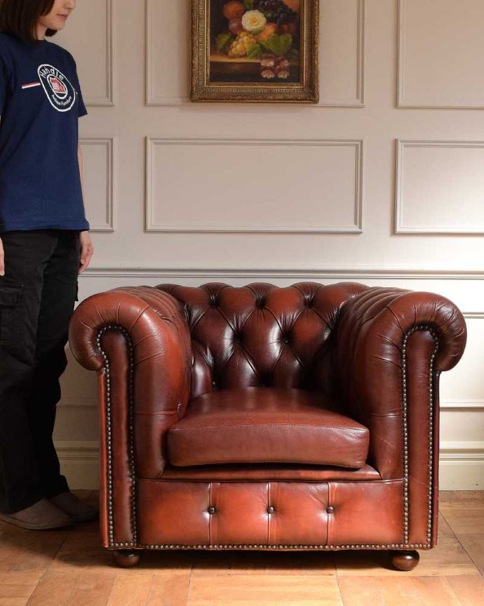 1Pソファ(ラウンジチェア)　アンティーク チェア　革張りのアンティークソファ、ワインレッドが素敵なウィングバックチェア。とにかくカッコいい！英国チェスターフィールド高級感漂う究極の一脚。(z-040-c)