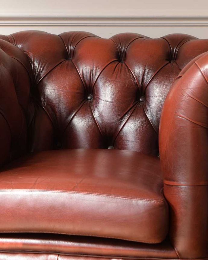 1Pソファ(ラウンジチェア)　アンティーク チェア　革張りのアンティークソファ、ワインレッドが素敵なウィングバックチェア。ゆったりと包み込んでくれますしっかりと支えてくれる背もたれ。(z-040-c)