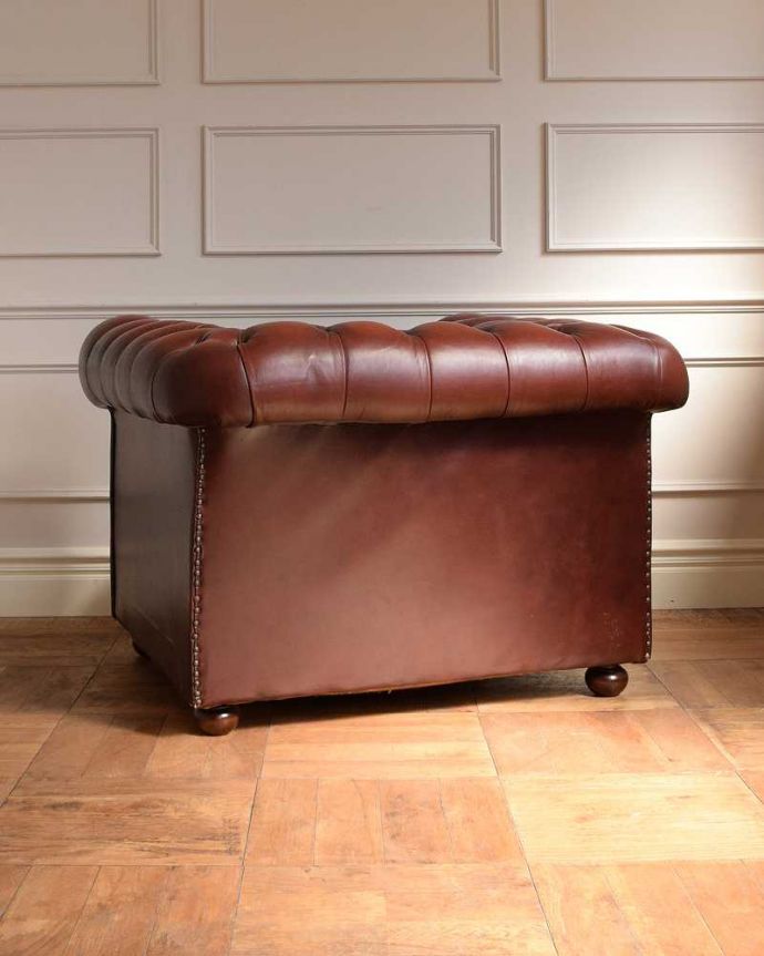 1Pソファ(ラウンジチェア)　アンティーク チェア　革張りのアンティークソファ、ワインレッドが素敵なウィングバックチェア。後ろ姿までカッコいいドッシリとカッコいい後ろ姿に惚れ惚れしてしまいます。(z-040-c)