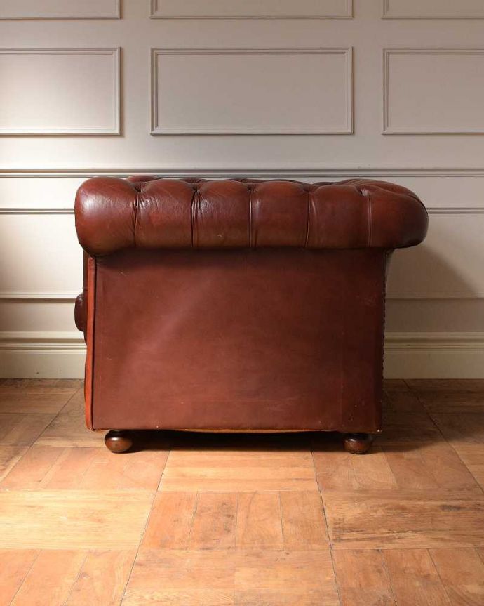 1Pソファ(ラウンジチェア)　アンティーク チェア　革張りのアンティークソファ、ワインレッドが素敵なウィングバックチェア。サイドから見ても絵になっちゃう。(z-040-c)