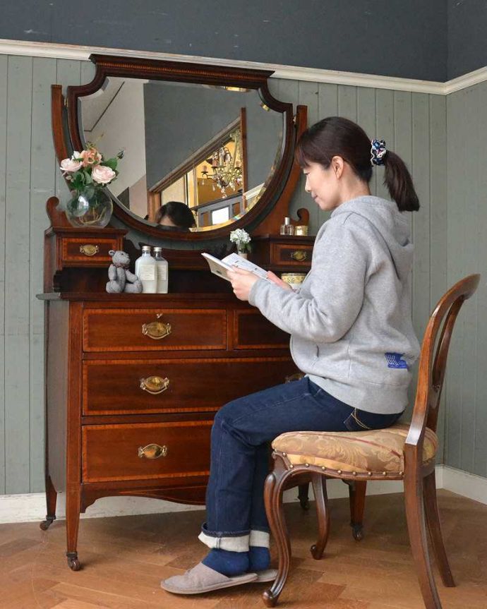 アンティークのドレッサー アンティーク家具 クラシックな雰囲気のアンティーク英国家具、ドレッシングチェスト(鏡台)。自分だけの場所で過ごす自分だけの時間女性にとって特別な場所だから、ここに座っているだけでなんだかワクワクしちゃうんです。(z-040-f)