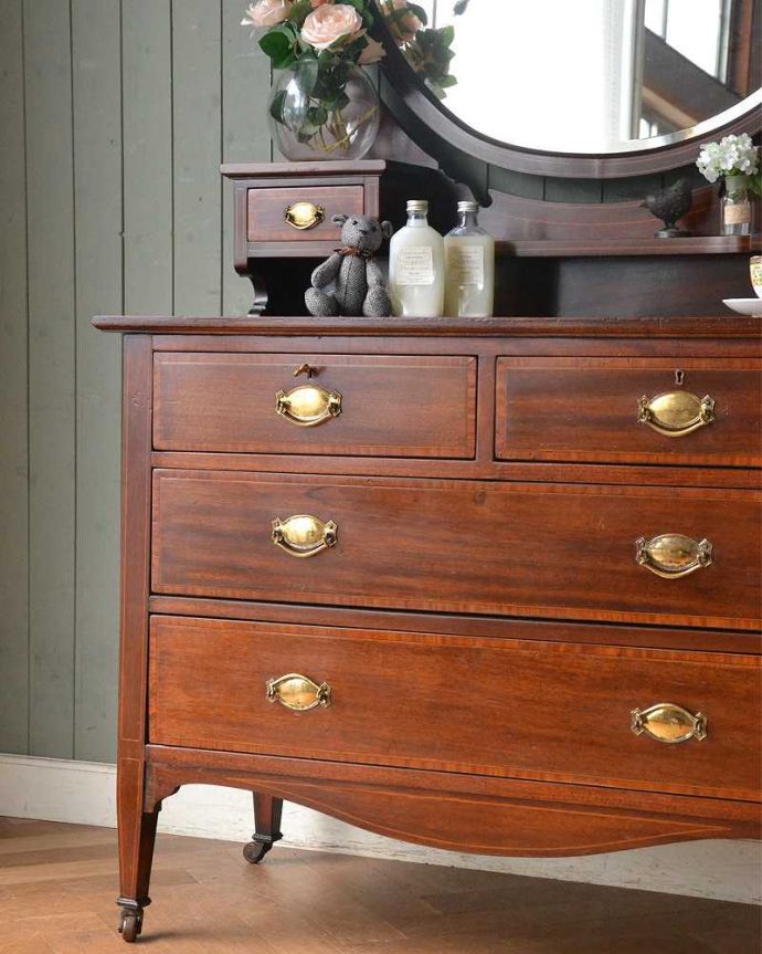 アンティークのドレッサー アンティーク家具 クラシックな雰囲気のアンティーク英国家具、ドレッシングチェスト(鏡台)。英国アンティークが持つ素材の華やかさ木目の美しさが際立つ英国アンティークらしいドレッシングチェスト。(z-040-f)
