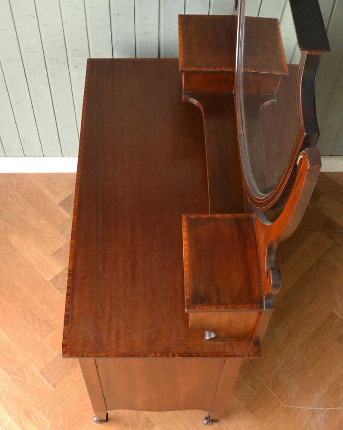 アンティークのドレッサー アンティーク家具 クラシックな雰囲気のアンティーク英国家具、ドレッシングチェスト(鏡台)。上から見てみると・・・アンティーク家具専門の職人がピッカピカにお直ししました。(z-040-f)