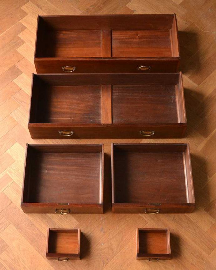 アンティークのドレッサー アンティーク家具 クラシックな雰囲気のアンティーク英国家具、ドレッシングチェスト(鏡台)。引き出しの中もキレイに修復しました収納としても使えるよう、もちろん引き出しの中も職人がキレイにお直ししました。(z-040-f)