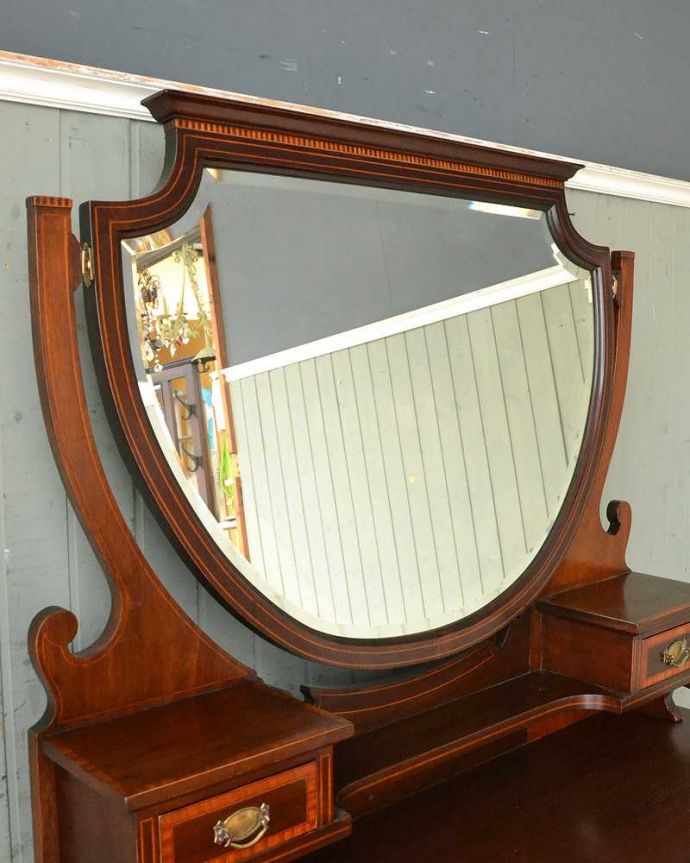 アンティークのドレッサー アンティーク家具 クラシックな雰囲気のアンティーク英国家具、ドレッシングチェスト(鏡台)。お部屋も広く見せてくれます身だしなみを整えるのはもちろん、大きな鏡はお部屋を広く見せる効果があります。(z-040-f)