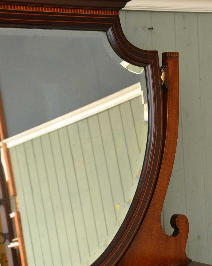 アンティークのドレッサー アンティーク家具 クラシックな雰囲気のアンティーク英国家具、ドレッシングチェスト(鏡台)。ご希望の方には新しいミラーでお届けしますコンディションのいいアンティークのミラーですが、ご希望の方には新しいミラーに交換してお届けします(別途見積もり)ご注文の際お気軽にご連絡下さい。(z-040-f)