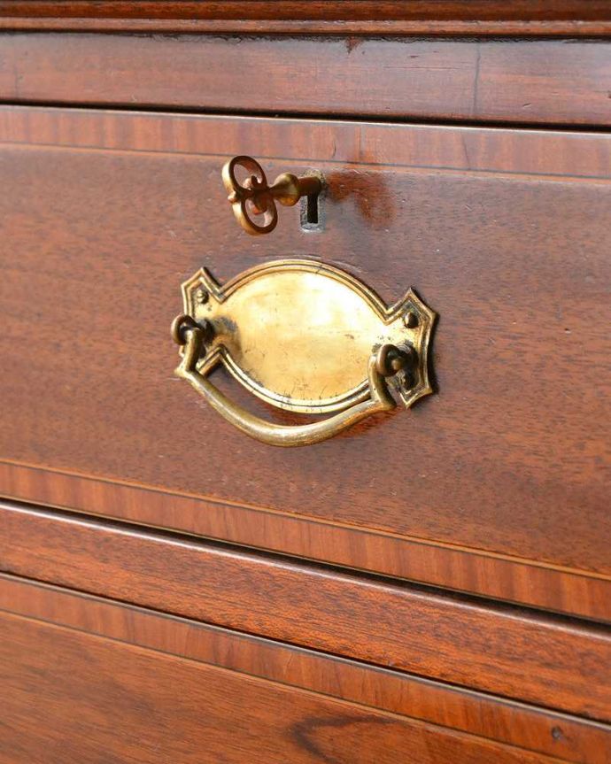 アンティークのドレッサー アンティーク家具 クラシックな雰囲気のアンティーク英国家具、ドレッシングチェスト(鏡台)。アンティークらしい素敵な取っ手味わい深いアンティークらしい取っ手のデザインからも時間の流れが感じられます。(z-040-f)