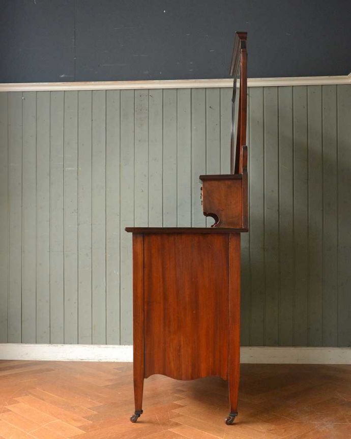 アンティークのドレッサー アンティーク家具 クラシックな雰囲気のアンティーク英国家具、ドレッシングチェスト(鏡台)。横から見てもステキもちろん横から見られてもいいようにしっかり修復してあります。(z-040-f)