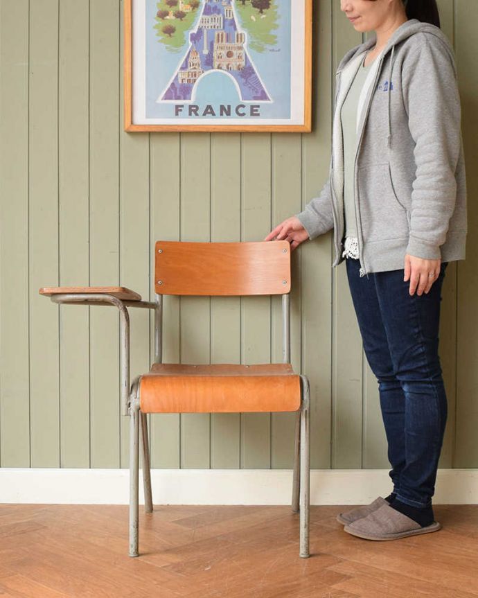 キッチンチェア アンティーク チェア イギリスで見つけた棚付きのアンティーク スクールチェア。学校で使われていた学生のための椅子映画の世界に出てくるような可愛いフォルムの学校で使うために作られた椅子。(z-042-c)