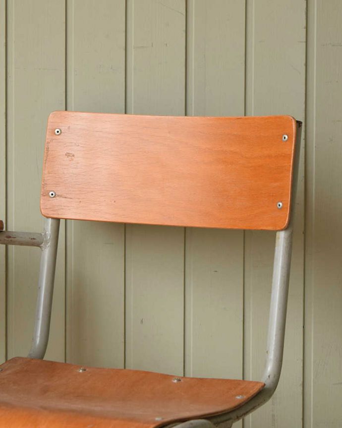 キッチンチェア アンティーク チェア イギリスで見つけた棚付きのアンティーク スクールチェア。なんだか懐かしい素朴なデザイン。(z-042-c)