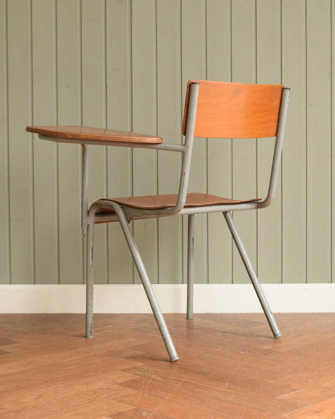 キッチンチェア アンティーク チェア イギリスで見つけた棚付きのアンティーク スクールチェア。後ろから見ても可愛いんです。(z-042-c)