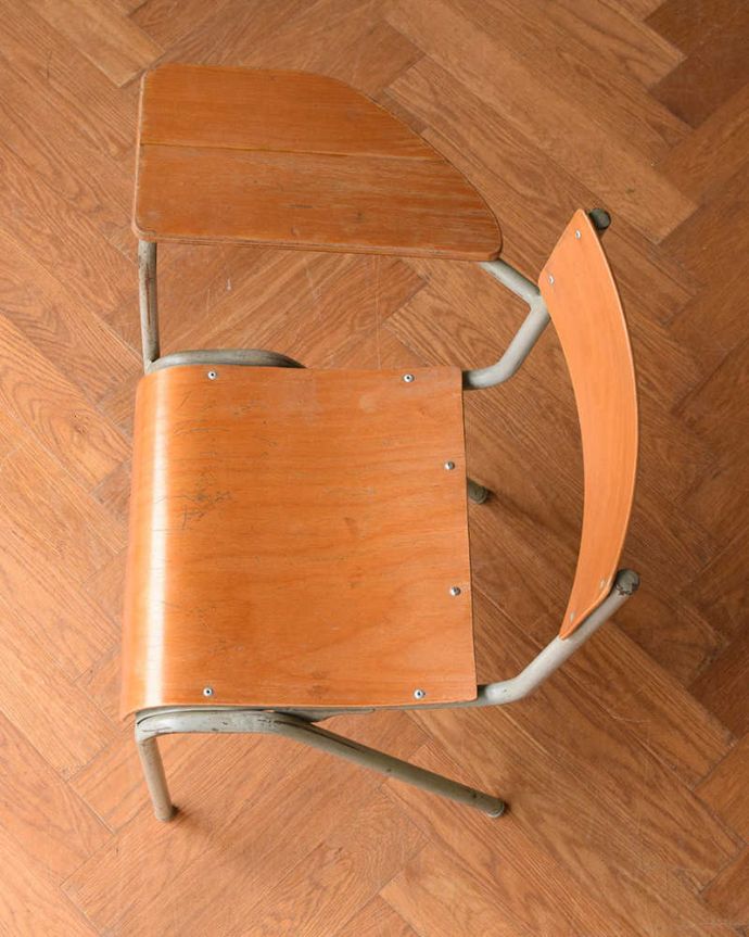 キッチンチェア アンティーク チェア イギリスで見つけた棚付きのアンティーク スクールチェア。上から見ると・・・座りやすいように、お尻の部分がカーブしている木製の座面です。(z-042-c)