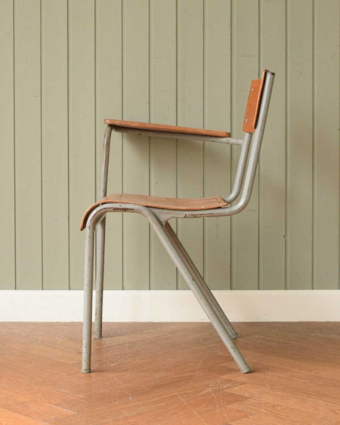 キッチンチェア アンティーク チェア イギリスで見つけた棚付きのアンティーク スクールチェア。横顔もほっこりデザイン横から見ても、なんだかほっこりぬくもりあるデザインです。(z-042-c)