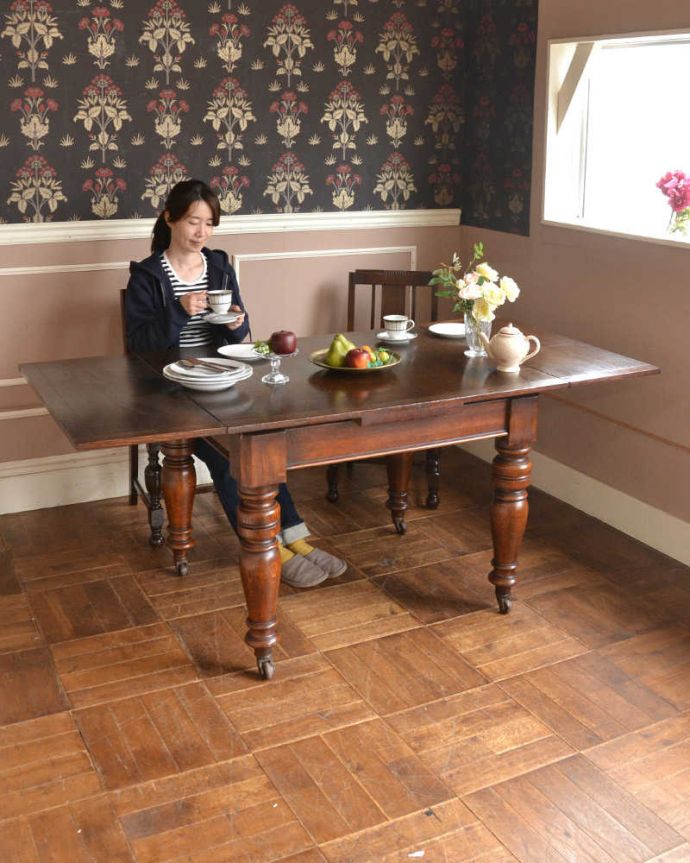 アンティークのテーブル アンティーク家具 アンティーク英国家具、キャスター付きのオーク材のドローリーフテーブル(伸張式テーブル)。3通りの大きさで使える便利なテーブル天板の下に隠れているリーフを引っ張り出せばあっという間に大きくなっちゃうドローリーフテーブル。(z-042-f)