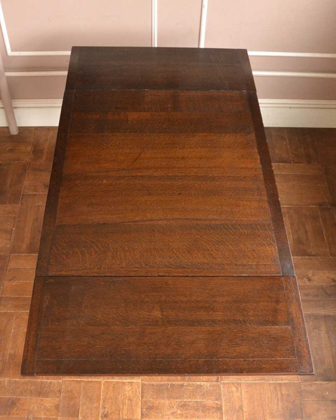 アンティークのテーブル アンティーク家具 アンティーク英国家具、キャスター付きのオーク材のドローリーフテーブル(伸張式テーブル)。やっぱりテーブルは天板が重要全部開いた状態で天板を上から見てみるとこんな感じです。(z-042-f)