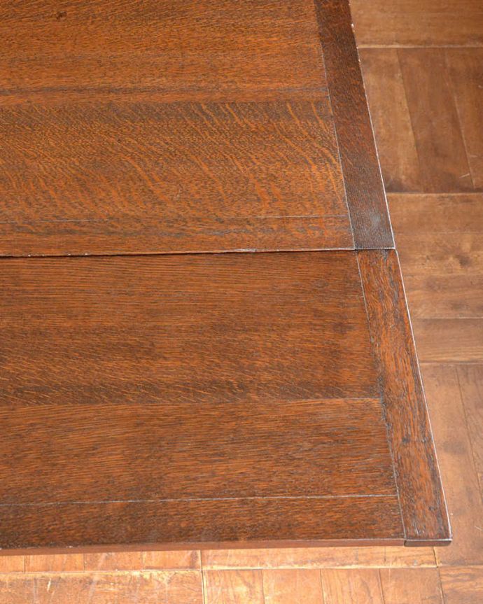 アンティークのテーブル アンティーク家具 アンティーク英国家具、キャスター付きのオーク材のドローリーフテーブル(伸張式テーブル)。近づいて見てみると、天板はこんな感じです。(z-042-f)