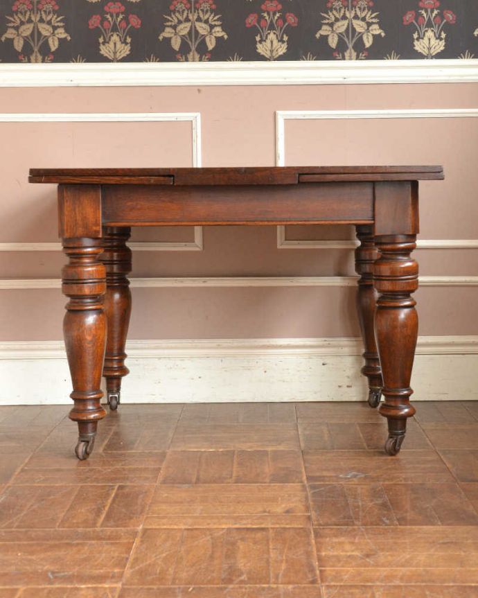 アンティークのテーブル アンティーク家具 アンティーク英国家具、キャスター付きのオーク材のドローリーフテーブル(伸張式テーブル)。横から見るとこんな感じ真横から見てみるとこんな感じ。(z-042-f)